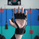 Gant de MMA de qualité supérieur pour la boxe, self défense et les sports d'arts martiaux (Couleur Noir, Gris et Blanc)