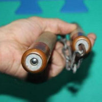 Nunchaku Bois et chaîne en acier avec embout en laiton et lestée avec des billes d'acier